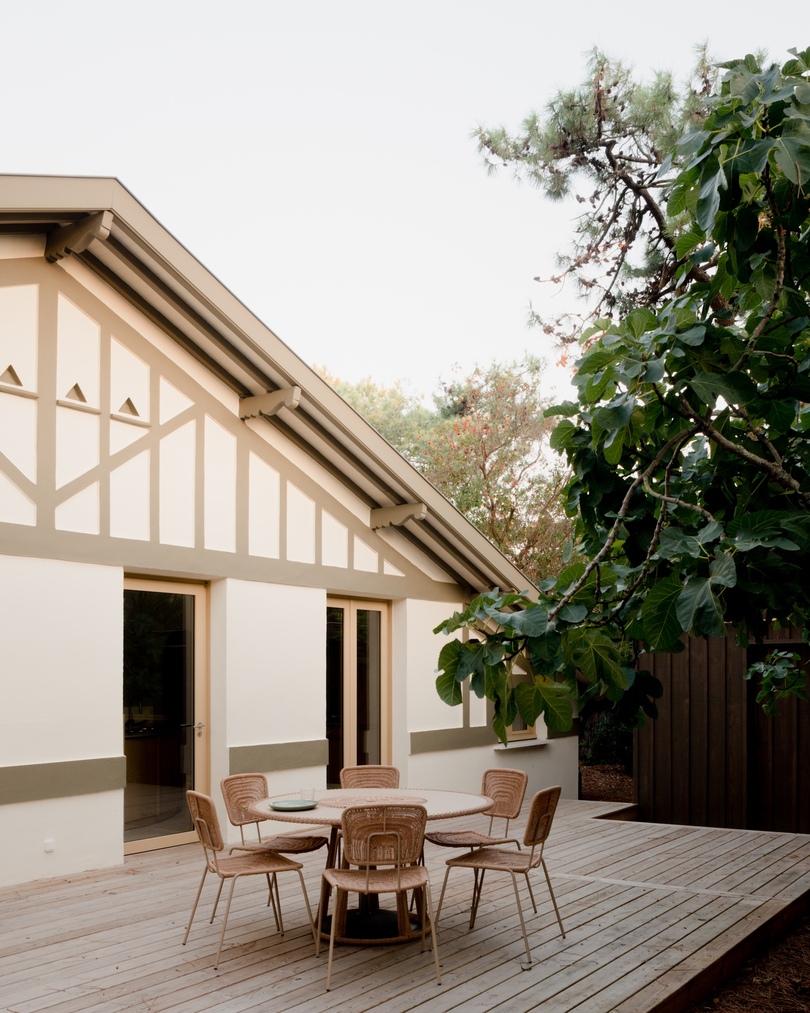 Seaside House：Studio Razavi以弧形设计连接室内与自然