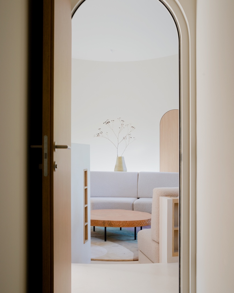 Seaside House：Studio Razavi以弧形设计连接室内与自然