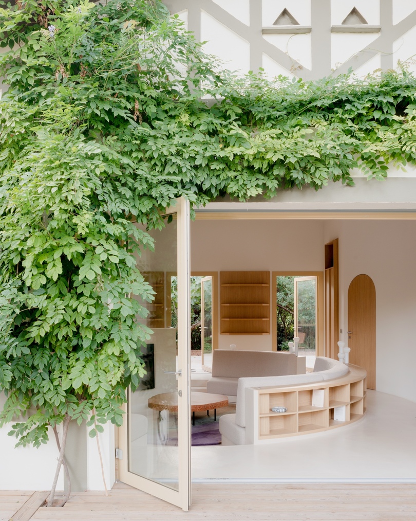 Seaside House：Studio Razavi以弧形设计连接室内与自然