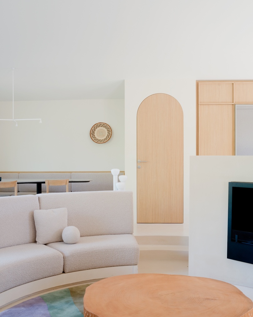 Seaside House：Studio Razavi以弧形设计连接室内与自然