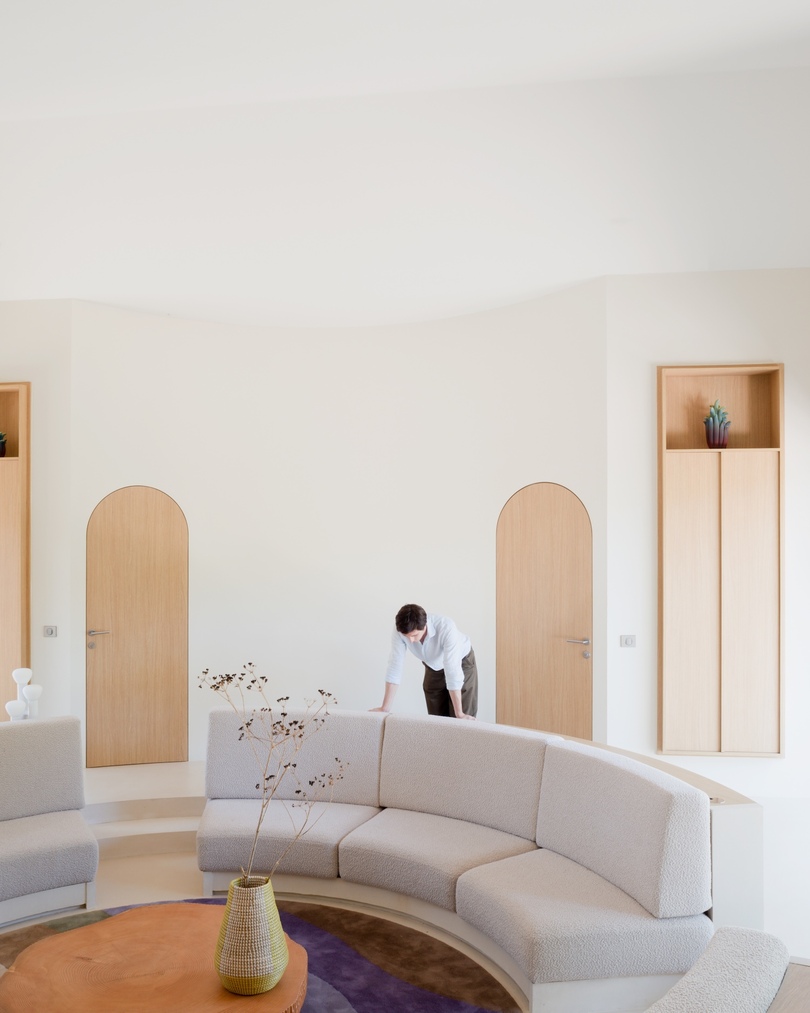 Seaside House：Studio Razavi以弧形设计连接室内与自然