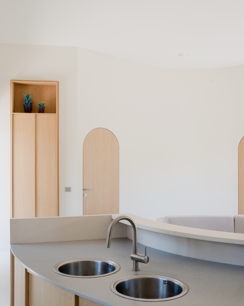 Seaside House：Studio Razavi以弧形设计连接室内与自然