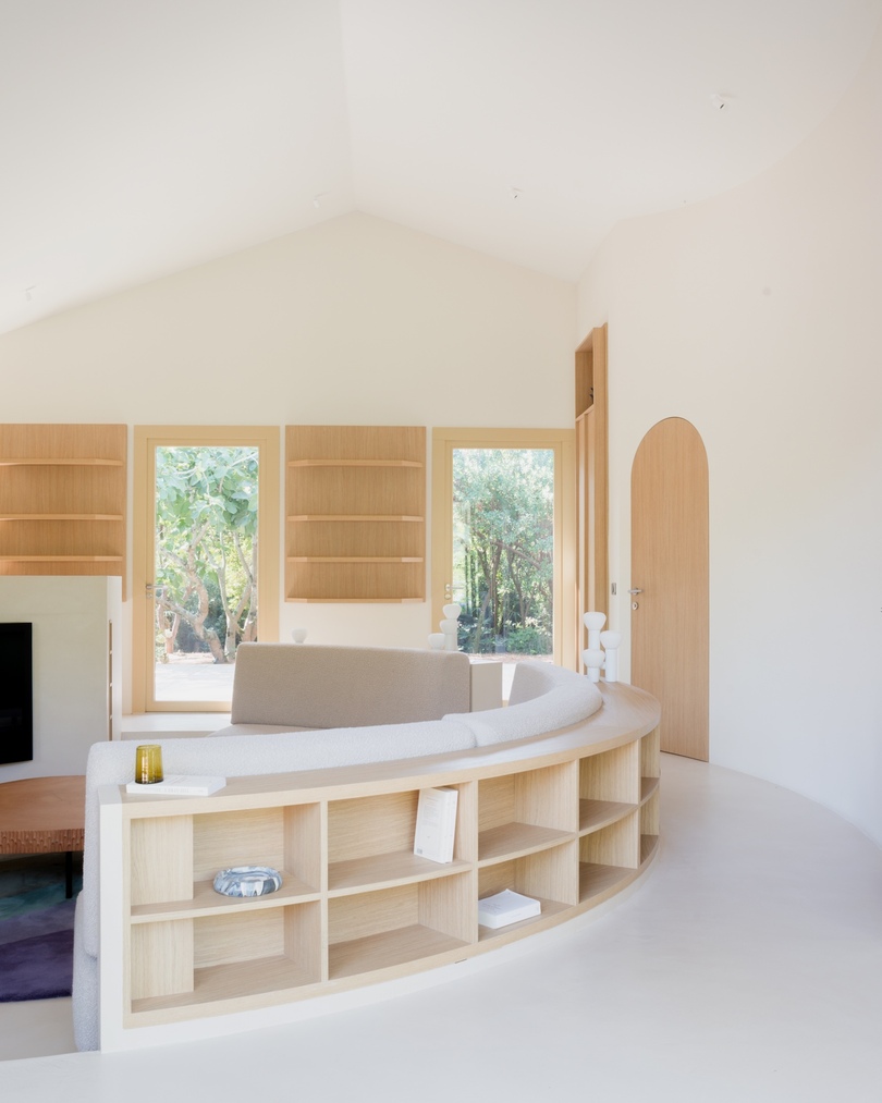 Seaside House：Studio Razavi以弧形设计连接室内与自然