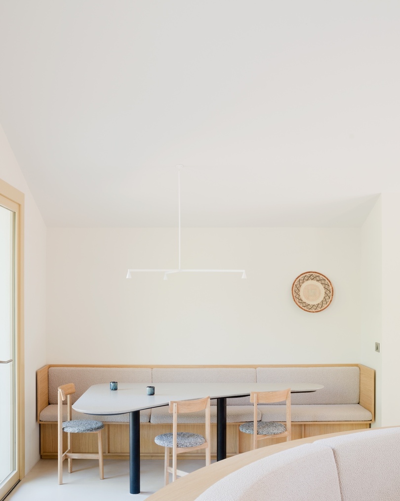 Seaside House：Studio Razavi以弧形设计连接室内与自然