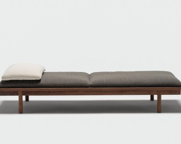 Cameron Foggo设计的极简沙发床Pensive Daybed