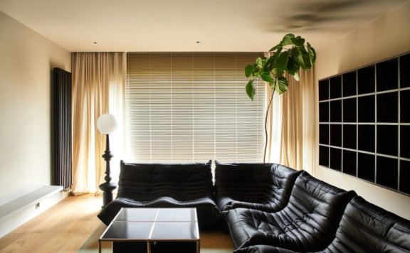 由Nothing Design设计的极简公寓Black Apartment