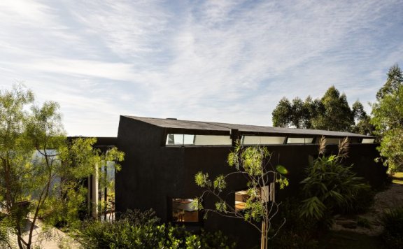 由Felipe Hess设计的极简主义住宅Casa Preta