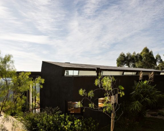 由Felipe Hess设计的极简主义住宅Casa Preta