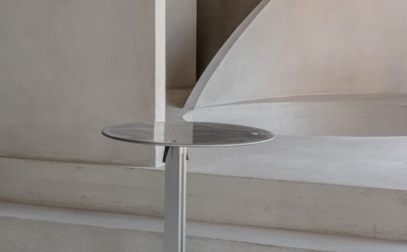 Heim+Viladrich设计的极简主义桌子Bar Table