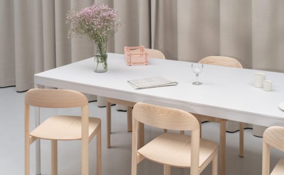 由Gerdesmeyer Krohn设计的简约桌子Frame Table