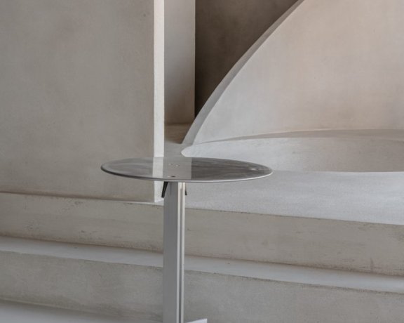 Heim+Viladrich设计的极简主义桌子Bar Table