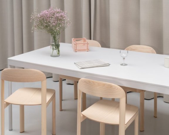 由Gerdesmeyer Krohn设计的简约桌子Frame Table