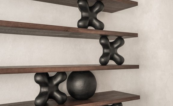 Serhii Makhno的陶瓷作品在ZEMLYA展览中打破壁垒