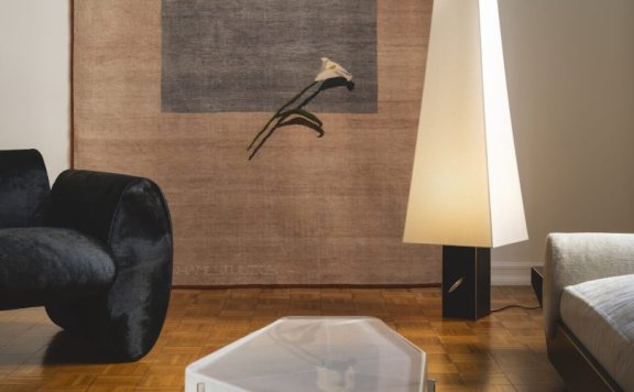 EJR Barnes的首次个人展览，徘徊在浪漫与务实之间