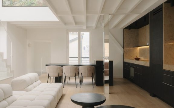 由Studiokokumi设计的极简主义公寓Navarin Apartment