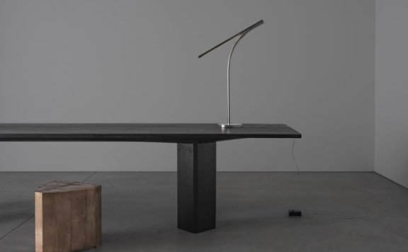 Studiokhachatryan设计的极简主义桌子CORPS