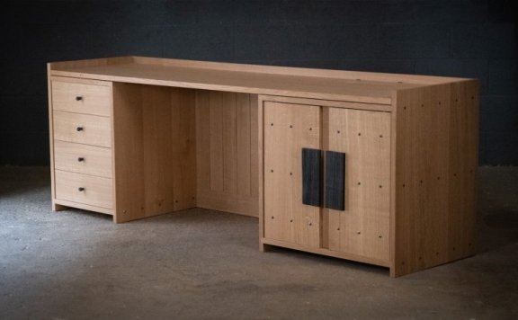 Bibbings & Hensby设计的极简主义桌子Nailed Desk