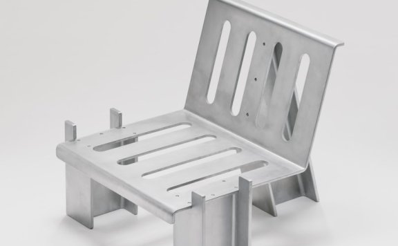 Marquel Williams设计的极简椅子Beam Lounge Chair