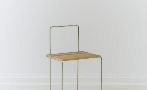 Kasper Salto设计的简约椅子Stool With A Handle