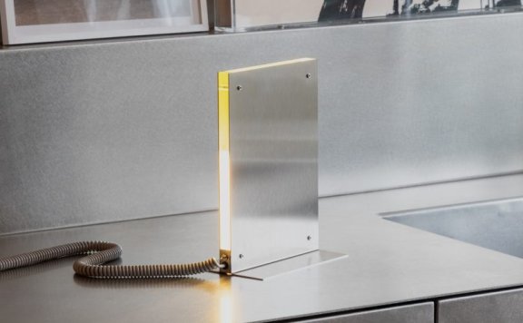 由Amber Dewaele设计的极简主义灯具Flat Light