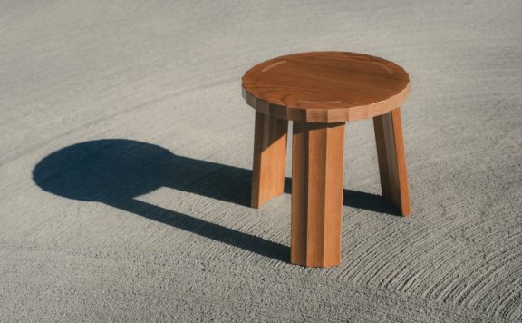 由Vivian Chen设计的极简主义凳子Fold Stool