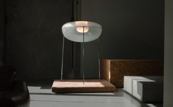 由A-N-D设计的极简主义落地灯Iris Floor Lamp
