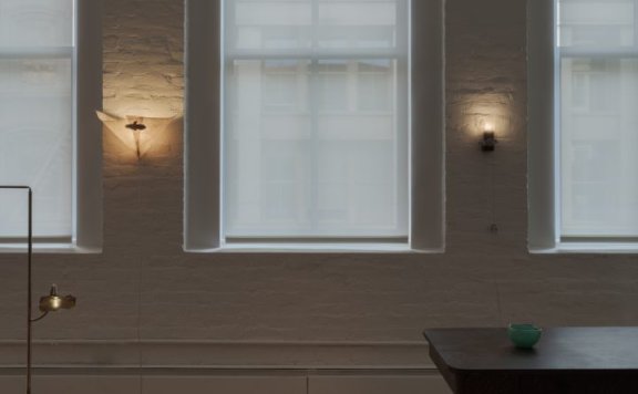 Madeline Coven设计的极简壁灯Brooched Arum(Hera)Sconce