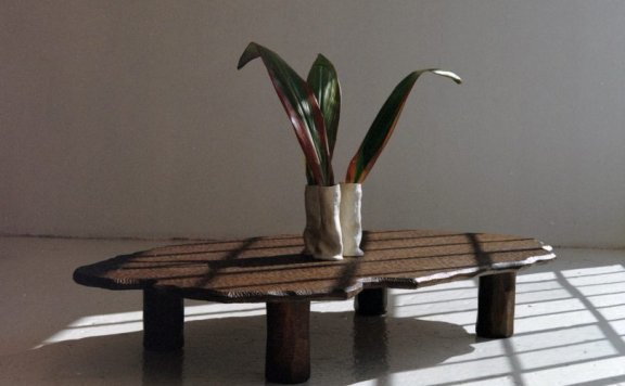 ŌMBIA STUDIO设计的极简咖啡桌Mare Coffee Table