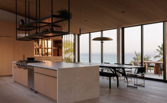 Sophie Goineau以波浪为灵感改造马里布的别墅