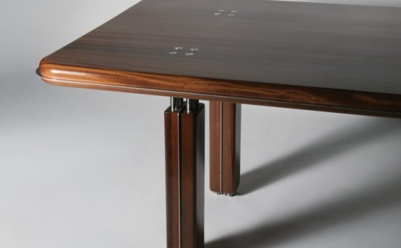 Astraeus Clarke设计的极简主义餐桌Vesper Dining Table
