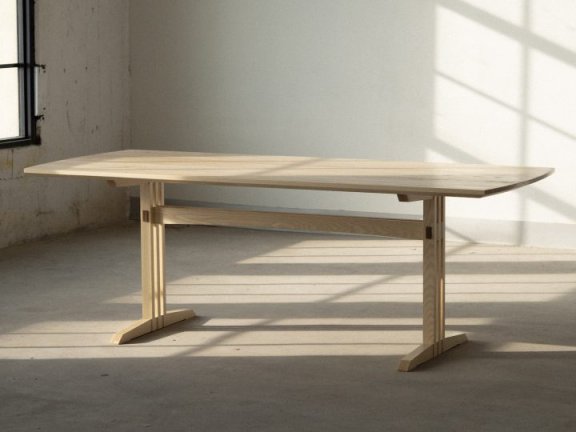 Mokko Seishin设计的极简主义餐桌Bone Dining Table