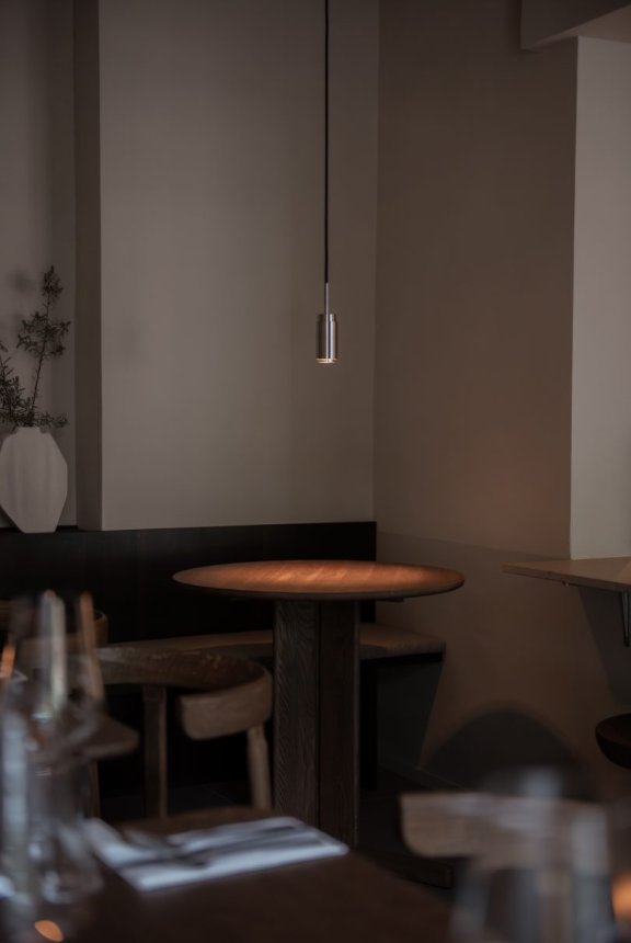 由Studio J.Braunfels设计的极简主义酒吧Mokum