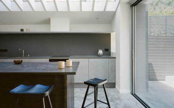 由EBBA Architects设计的极简主义住宅Basalt House