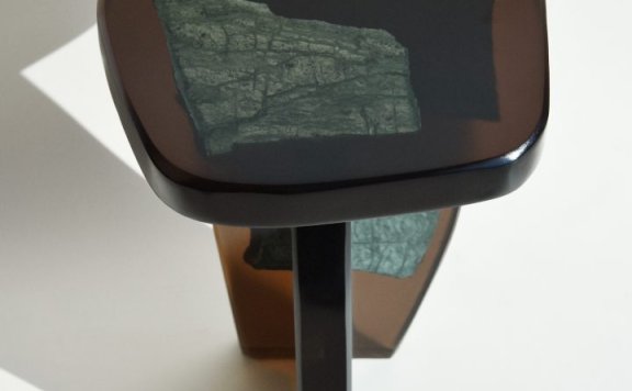 由Fict Studio设计的极简主义边桌Fragment Side Table