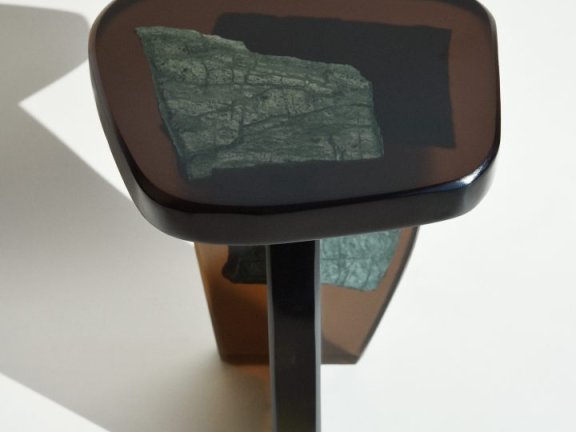 由Fict Studio设计的极简主义边桌Fragment Side Table