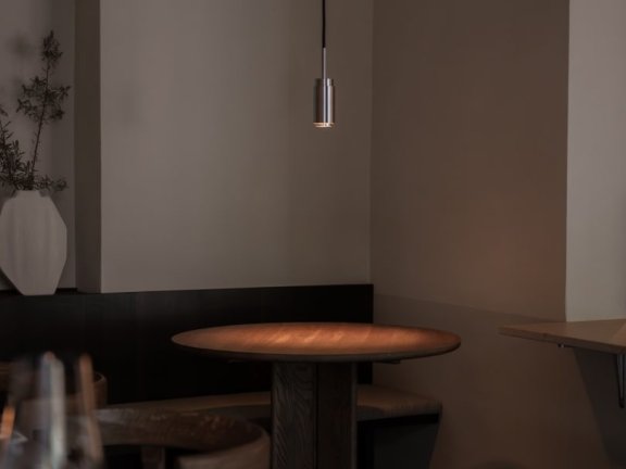 由Studio J.Braunfels设计的极简主义酒吧Mokum