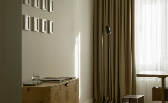 由Alexandra Levina设计的极简公寓Vasilievsky