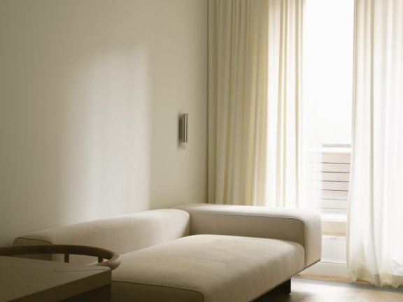 由Alexandra Levina设计的极简公寓Vasilievsky