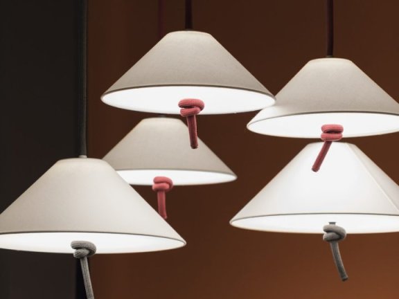 Paola Navone为经典的灯罩赋予了一种静谧而俏皮的诠释