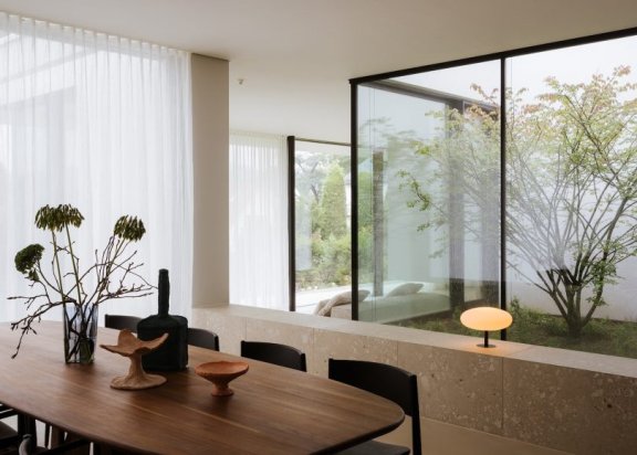 Philipp Architekten 设计的极简主义别墅 Ayoughi House