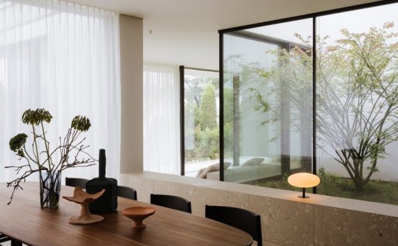 Philipp Architekten 设计的极简主义别墅 Ayoughi House