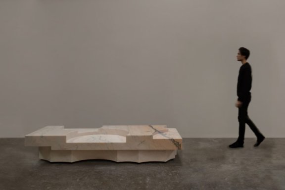 EWE Studio 设计的极简主义咖啡桌 Altar Coffee Table