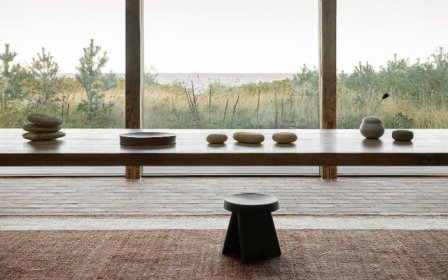 Norm Architects设计的极简主义工作室Shoreline Studio