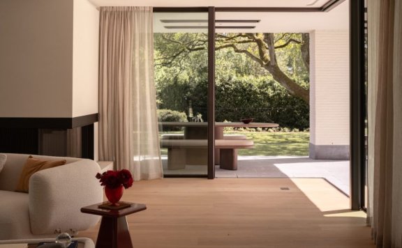 Britt Van Namen 设计的极简主义别墅 Residence RBK