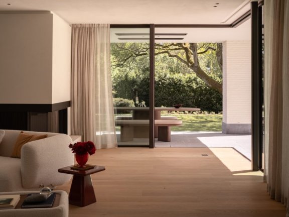 Britt Van Namen 设计的极简主义别墅 Residence RBK