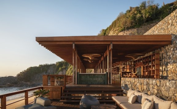 Huber Design Studio 设计的极简主义餐厅 Sal Restaurant