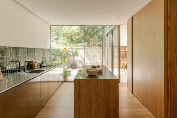 Manea Kella 设计的极简主义住宅 Heathside House