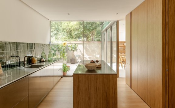 Manea Kella 设计的极简主义住宅 Heathside House