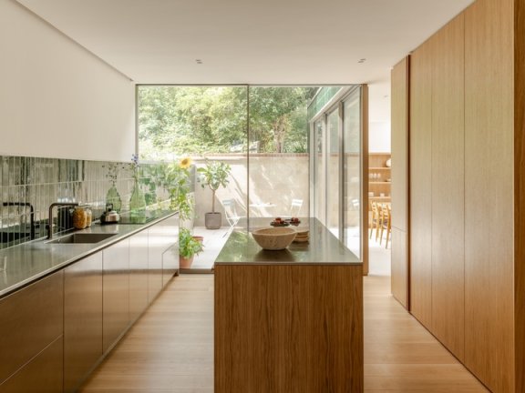 Manea Kella 设计的极简主义住宅 Heathside House