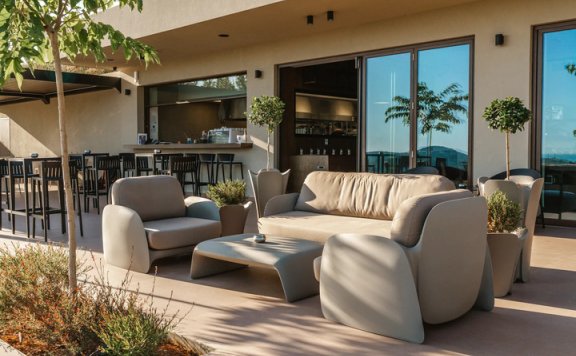 Vondom 在 Sivota Sun Side Serenity 打造户外生活体验